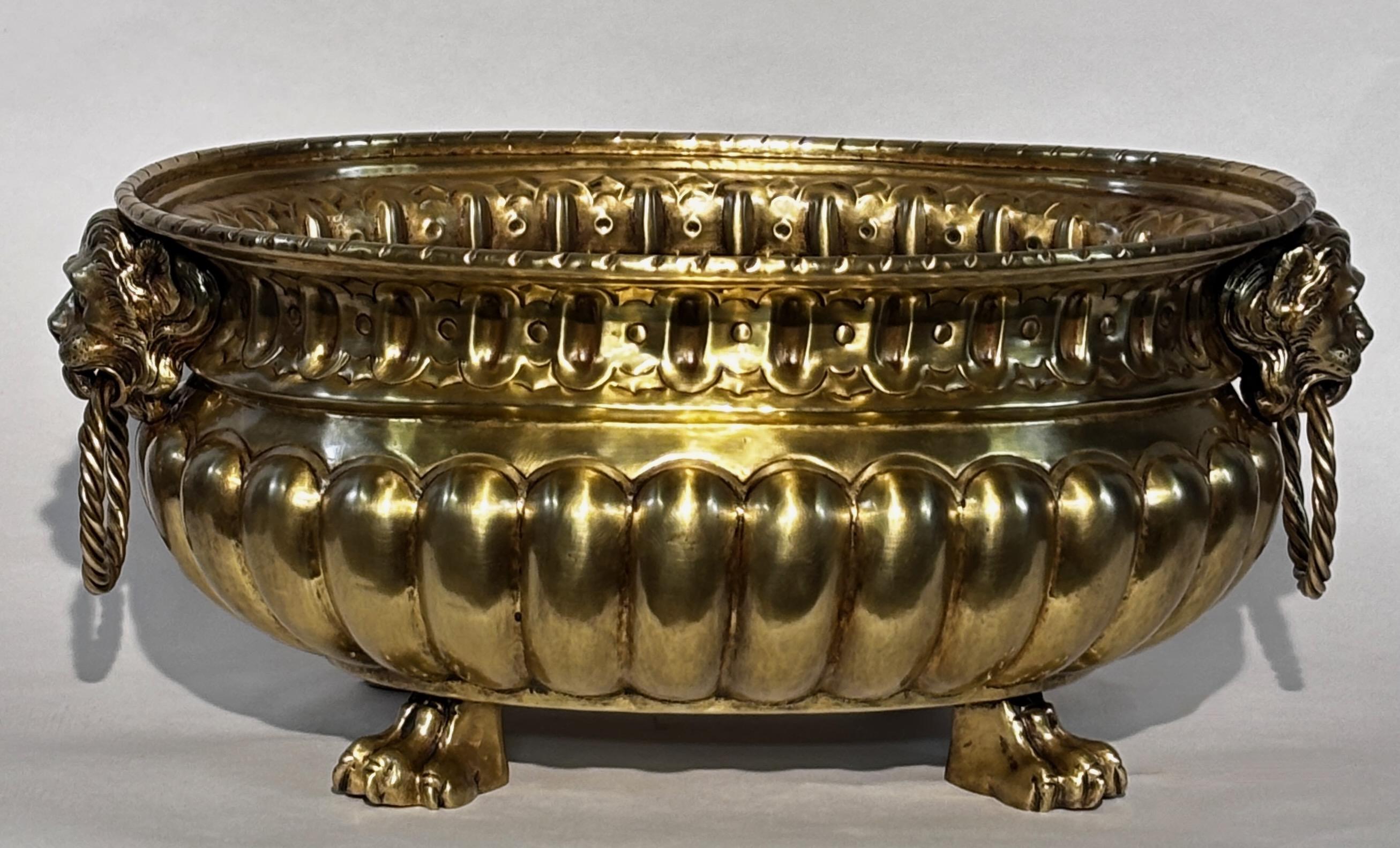 Brasero, jardinière ou rafraîchisseur de vin en laiton à tête de lion, Italie, 19e siècle Bon état - En vente à San Francisco, CA