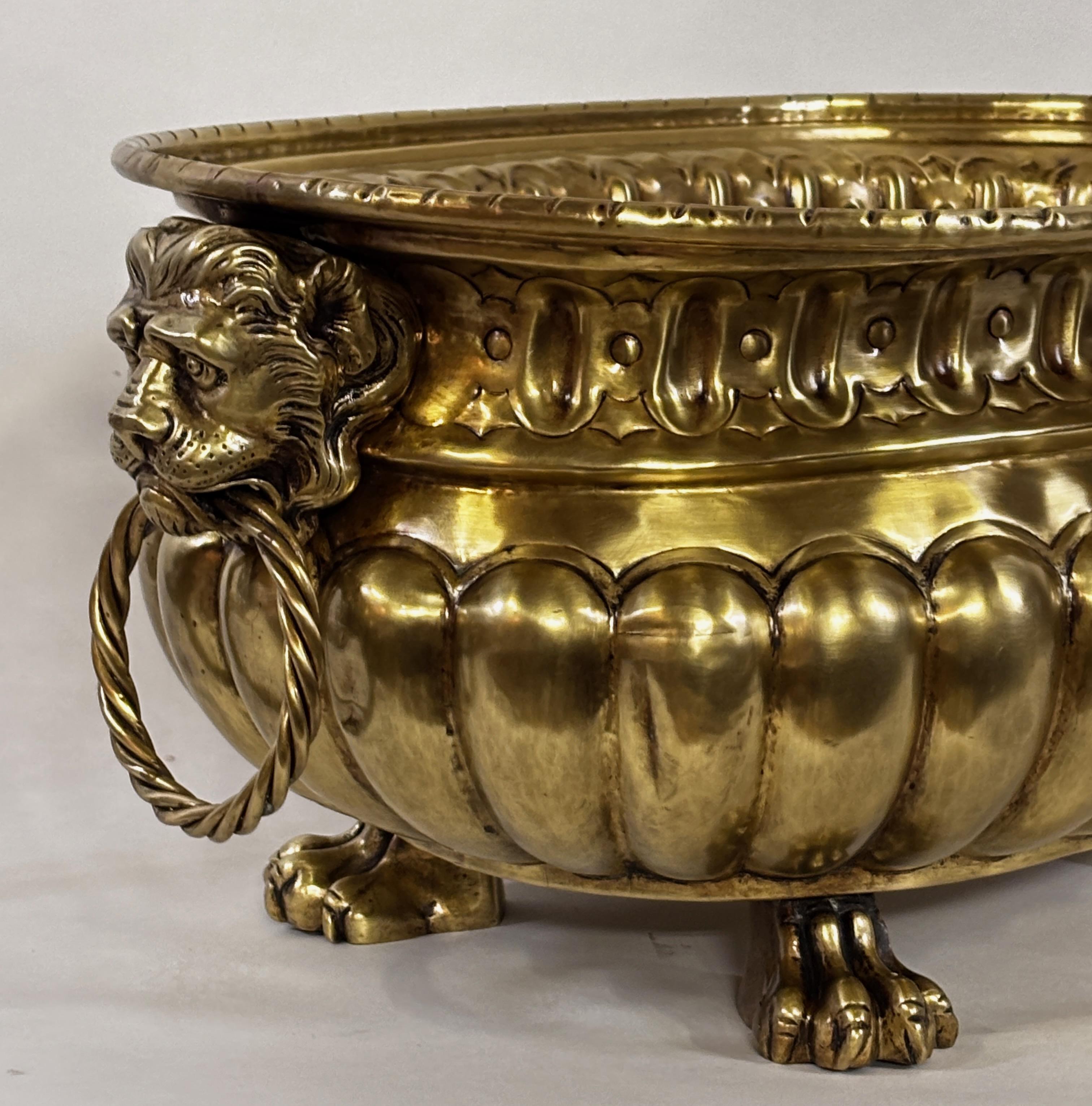 XIXe siècle Brasero, jardinière ou rafraîchisseur de vin en laiton à tête de lion, Italie, 19e siècle en vente