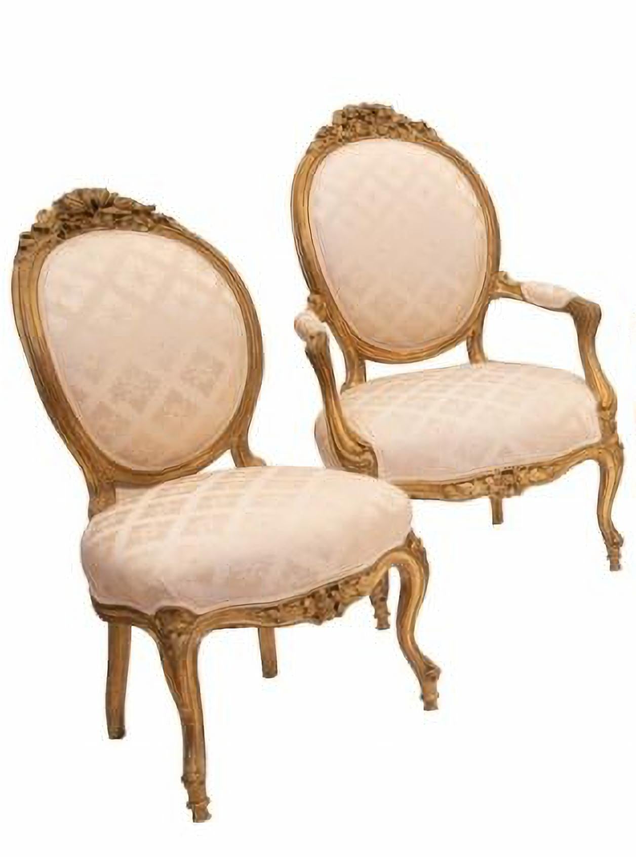 
Salon italien du XIXe siècle
en bois doré composé d'un canapé, de deux fauteuils et de deux chaises
Structure en bois doré.
Assise et dossier en tissu ivoire
