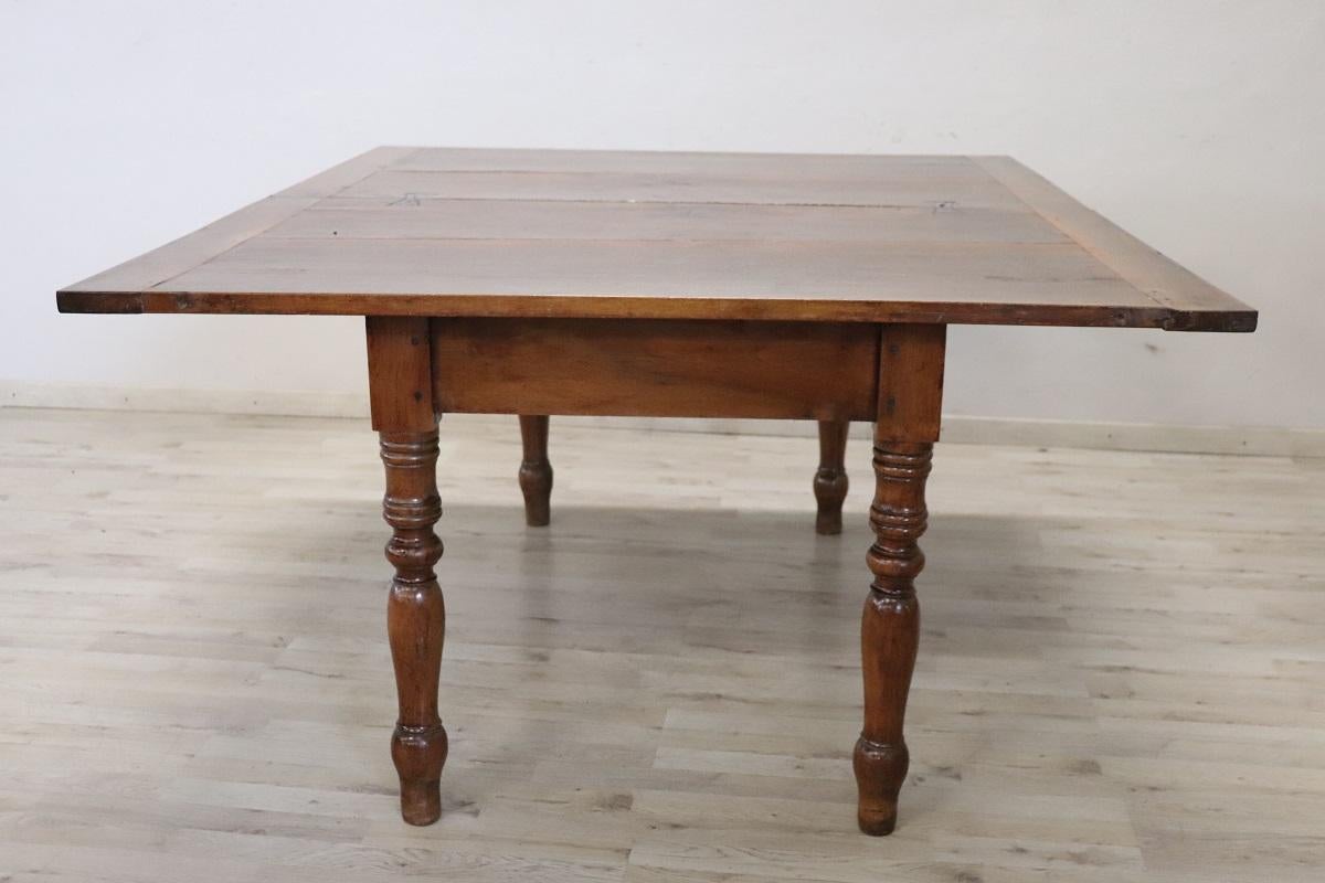 Table de cuisine italienne Louis Philippe du 19ème siècle en noyer massif en vente 7