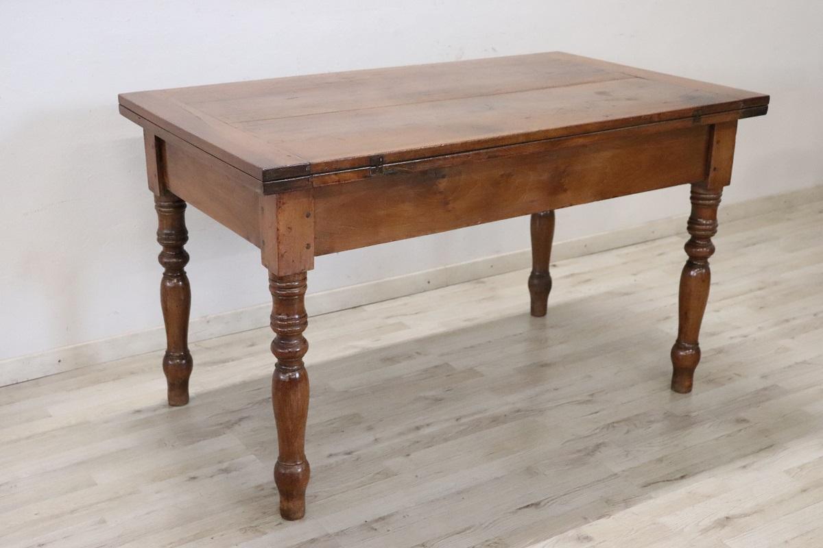 Louis-Philippe Table de cuisine italienne Louis Philippe du 19ème siècle en noyer massif en vente
