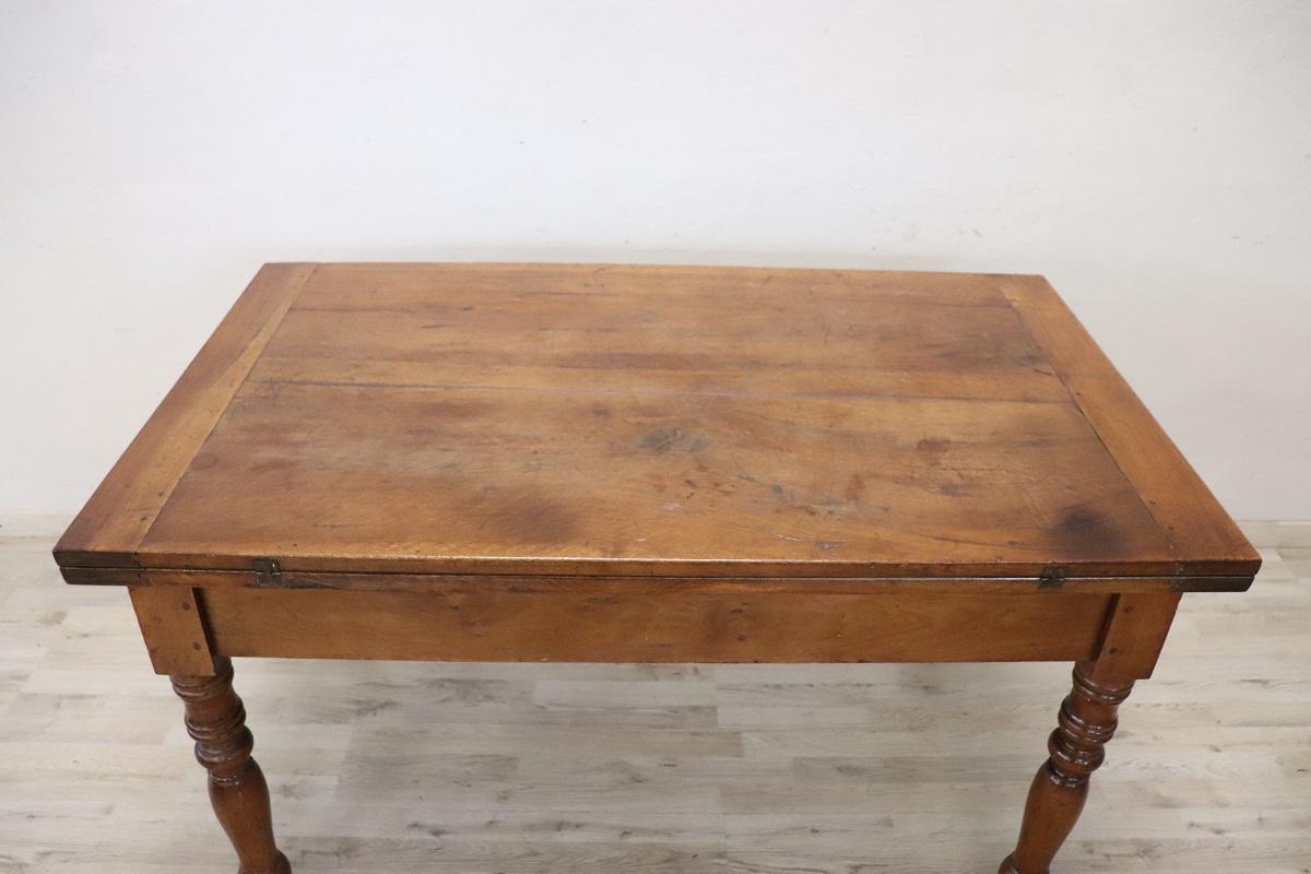 Table de cuisine italienne Louis Philippe du 19ème siècle en noyer massif Bon état - En vente à Casale Monferrato, IT