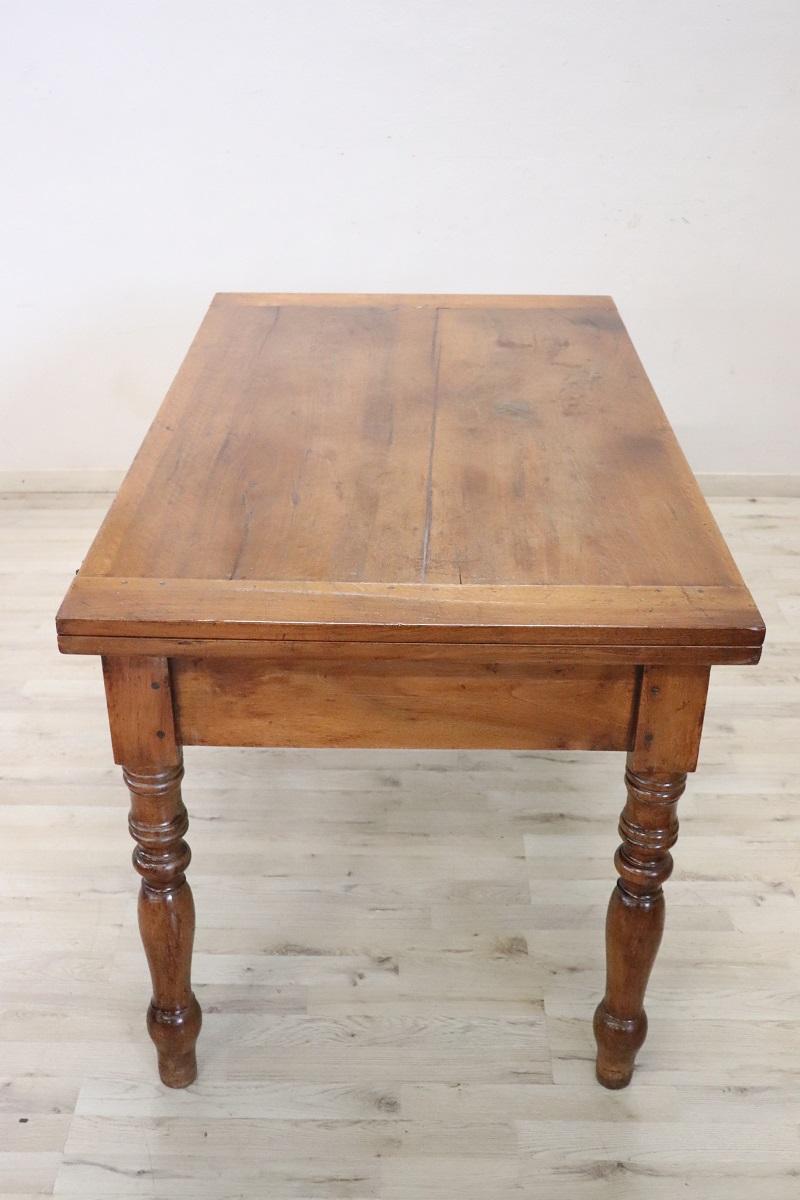 XIXe siècle Table de cuisine italienne Louis Philippe du 19ème siècle en noyer massif en vente