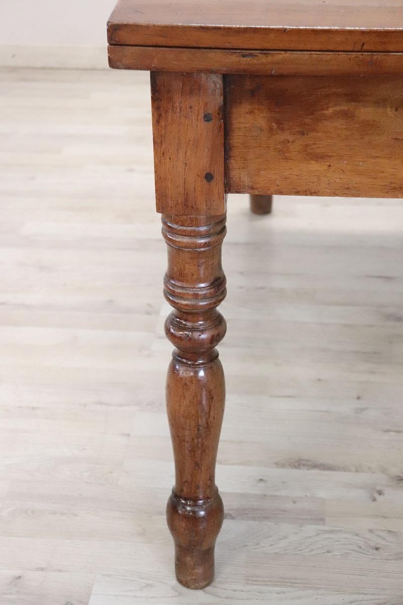 Noyer Table de cuisine italienne Louis Philippe du 19ème siècle en noyer massif en vente