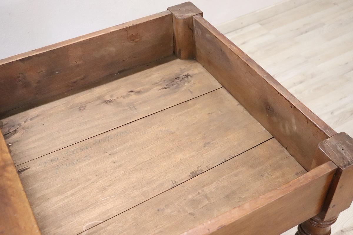 Table de cuisine italienne Louis Philippe du 19ème siècle en noyer massif en vente 3