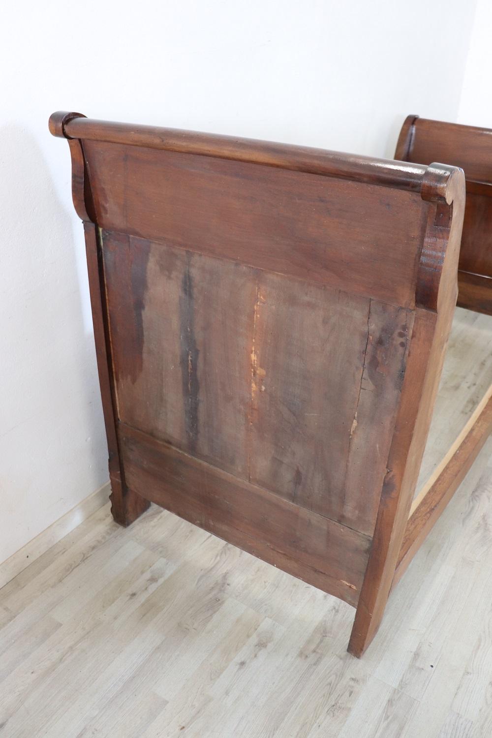 Cama individual de nogal antiguo Louis Philippe italiano del siglo XIX en venta 3