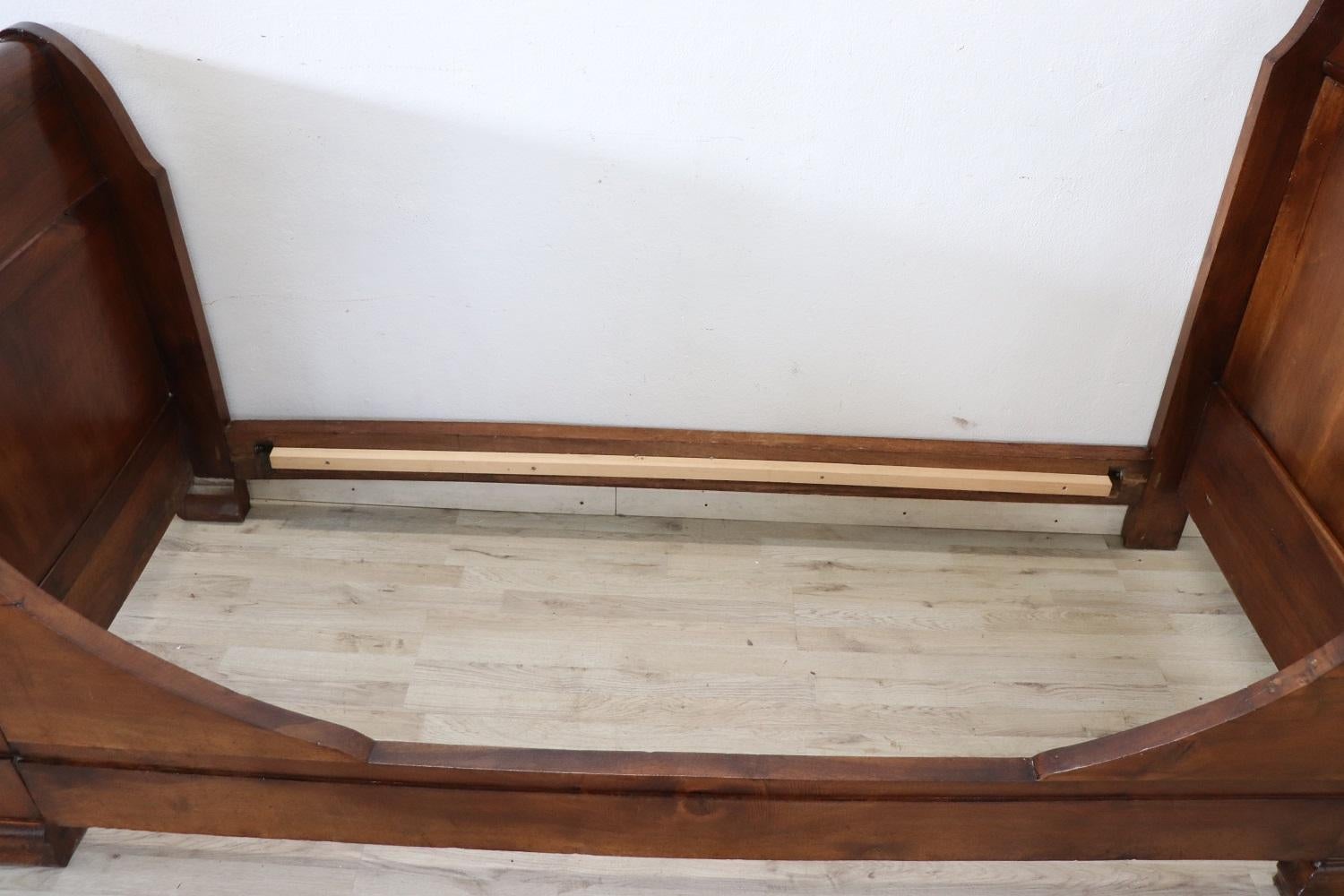 Cama individual de nogal antiguo Louis Philippe italiano del siglo XIX Luis Felipe en venta