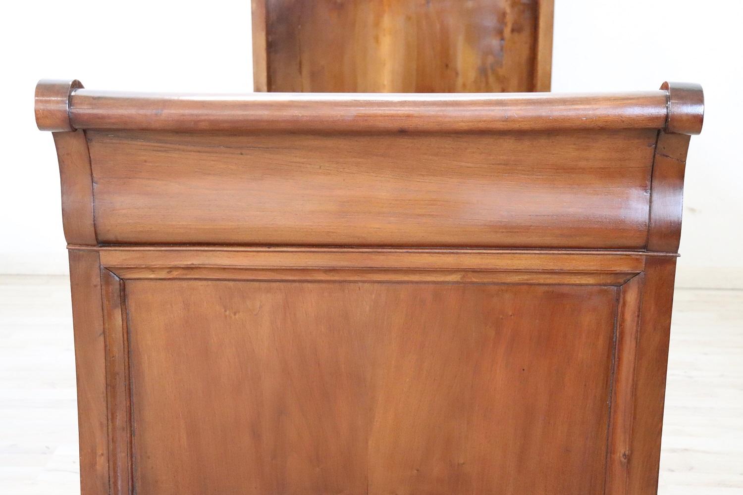 Cama individual de nogal antiguo Louis Philippe italiano del siglo XIX Nogal en venta