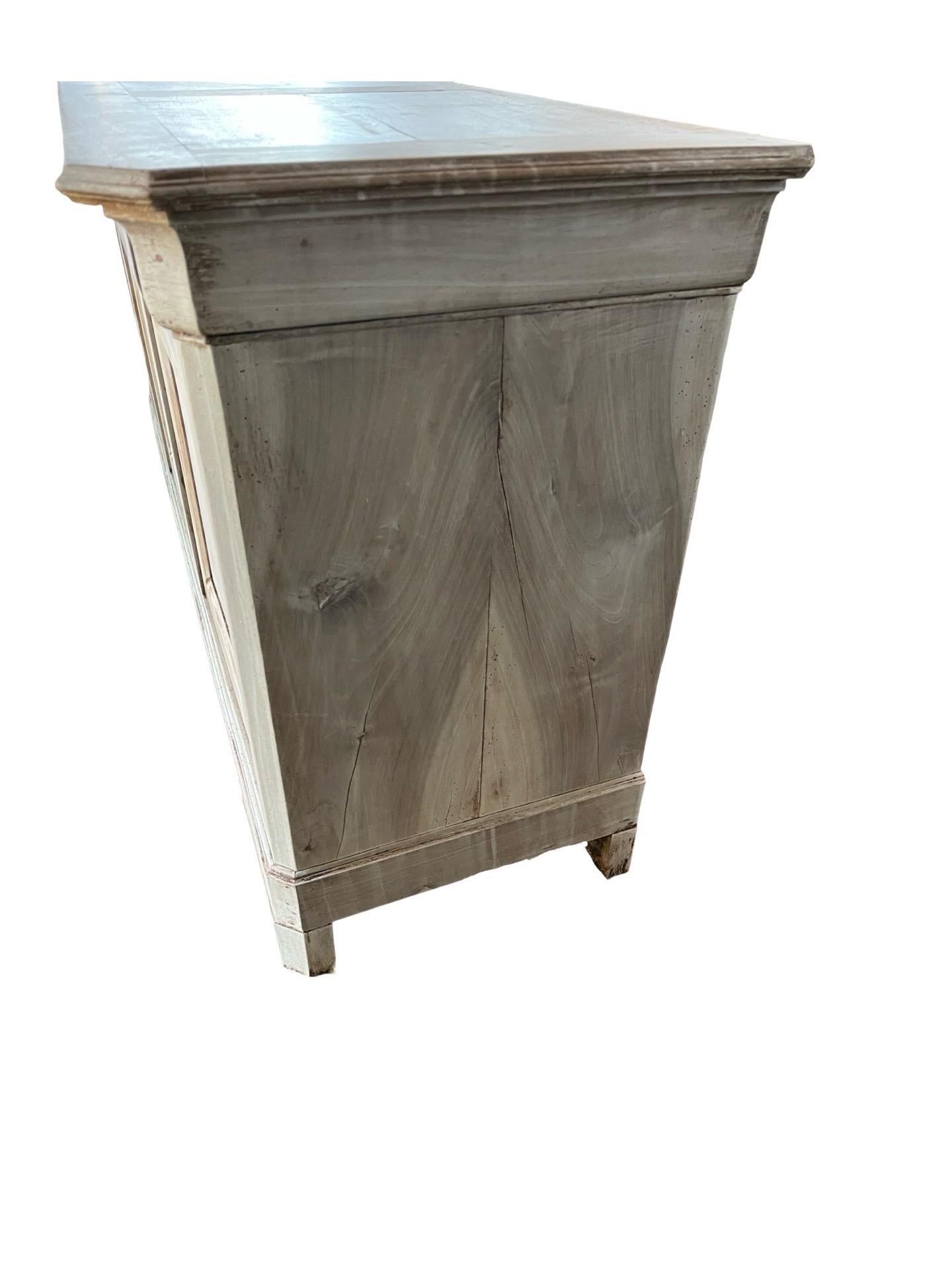 19. Jahrhundert Italienisch Louis Philippe gebleicht Nussbaum Credenza / Buffet (Gebleicht) im Angebot