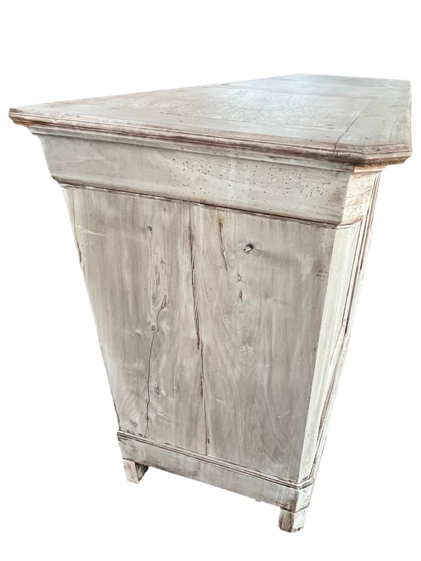 19. Jahrhundert Italienisch Louis Philippe gebleicht Nussbaum Credenza / Buffet (Walnuss) im Angebot