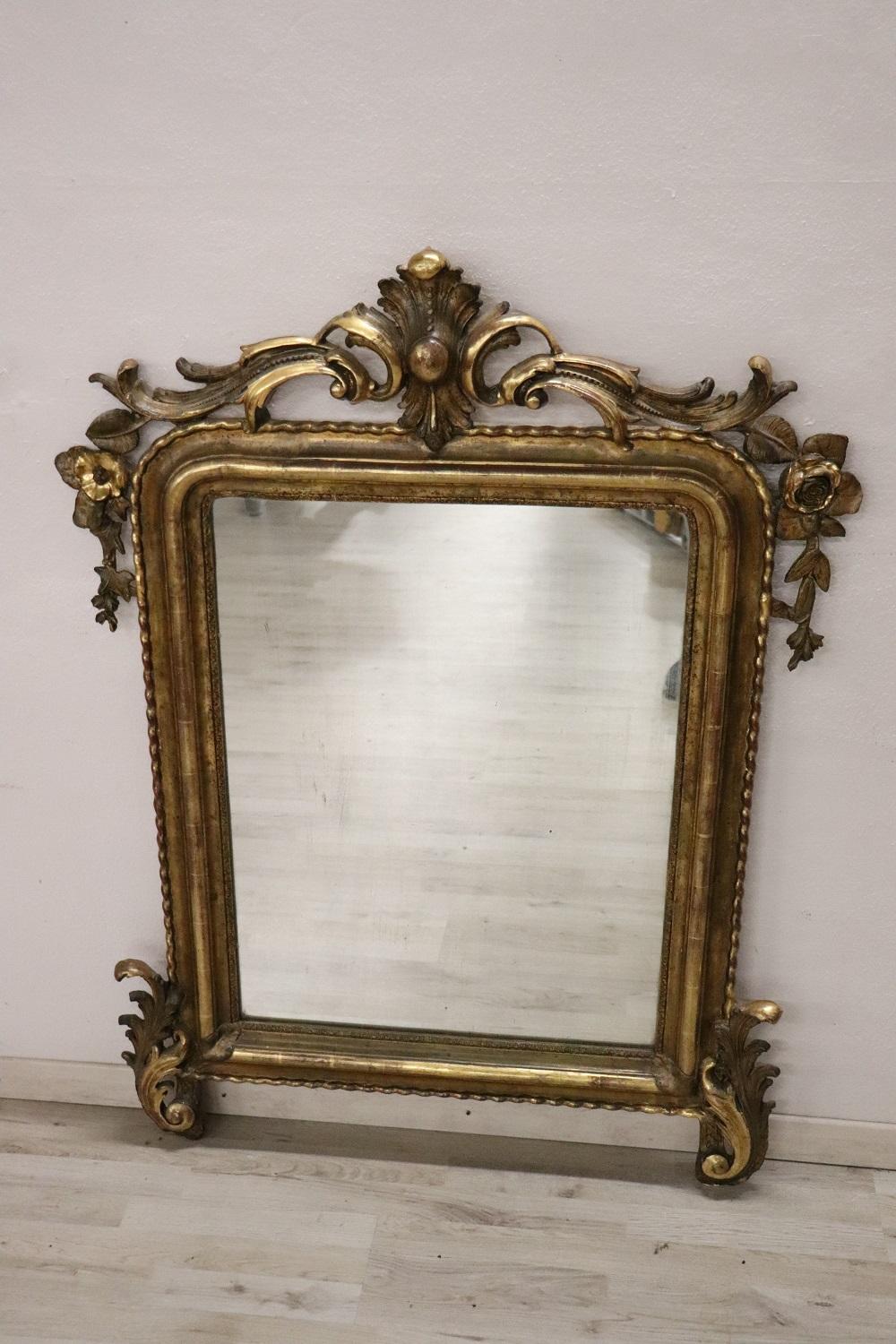 Beautiful elegant wall mirror of tehe period Louis Philippe 1845s wood hand carved with finely and richly swirls, curls and flowers. Refinement decorated in gold leaf. In good antique conditions. Antique mercury mirror.