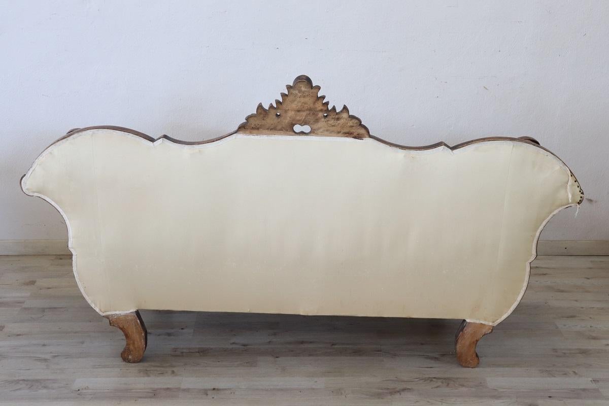 Canapé ancien en noyer sculpté Louis Philippe, Italie, 19e siècle  en vente 1