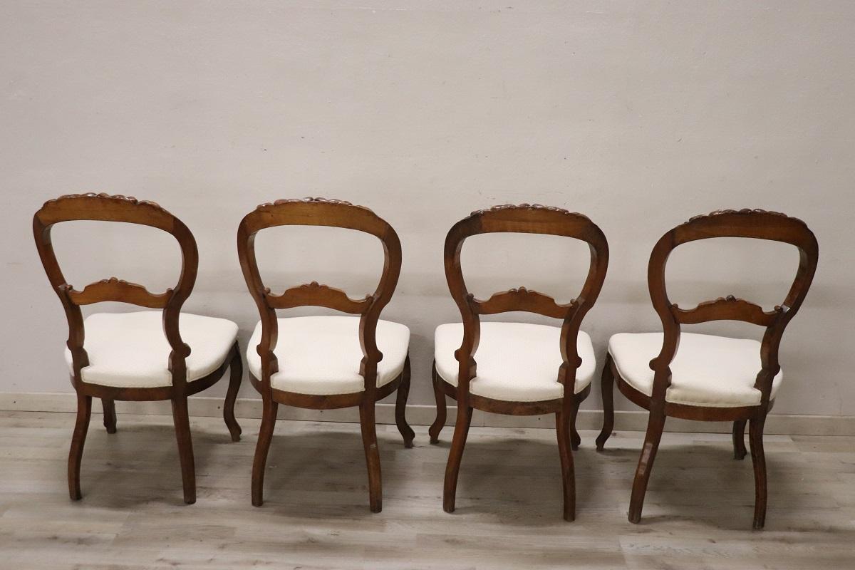 Set di quattro sedie antiche in legno di noce intagliato Louis Philippe del XIX secolo in vendita 3