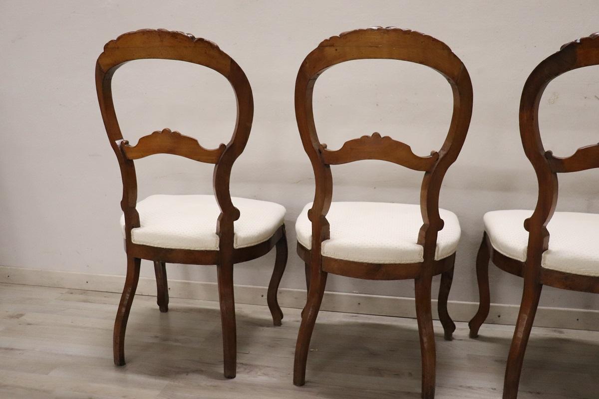 Set di quattro sedie antiche in legno di noce intagliato Louis Philippe del XIX secolo in vendita 4