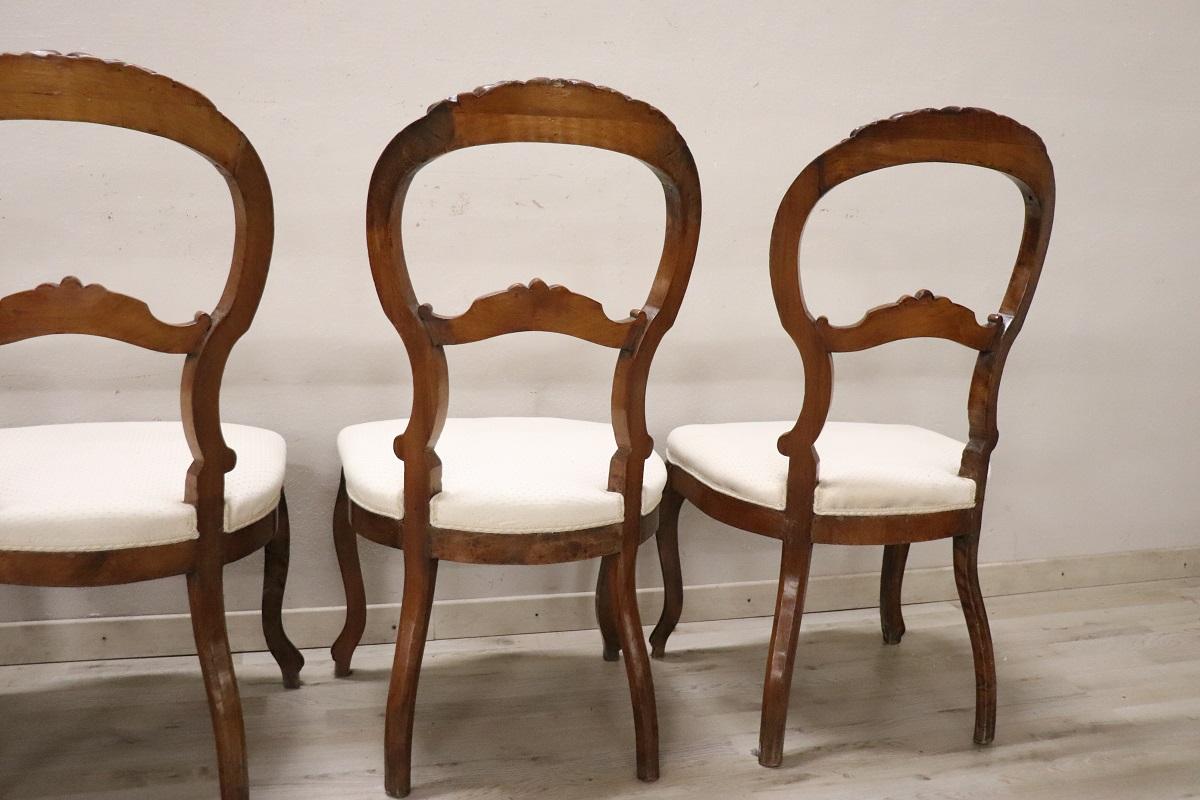 Set di quattro sedie antiche in legno di noce intagliato Louis Philippe del XIX secolo in vendita 5