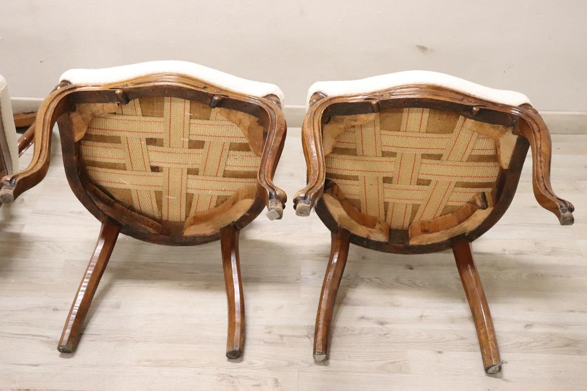 Set di quattro sedie antiche in legno di noce intagliato Louis Philippe del XIX secolo in vendita 6