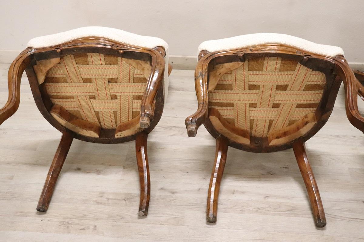 Set di quattro sedie antiche in legno di noce intagliato Louis Philippe del XIX secolo in vendita 7