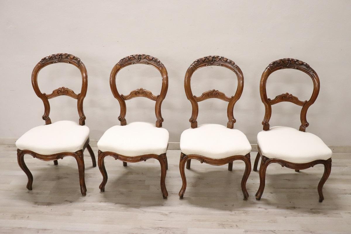Siamo lieti di presentare uno splendido set di quattro sedie italiane antiche del periodo Louis Philippe, risalenti alla metà del XIX secolo. Queste sedie sono caratterizzate da una solida struttura in noce e presentano un design che incarna