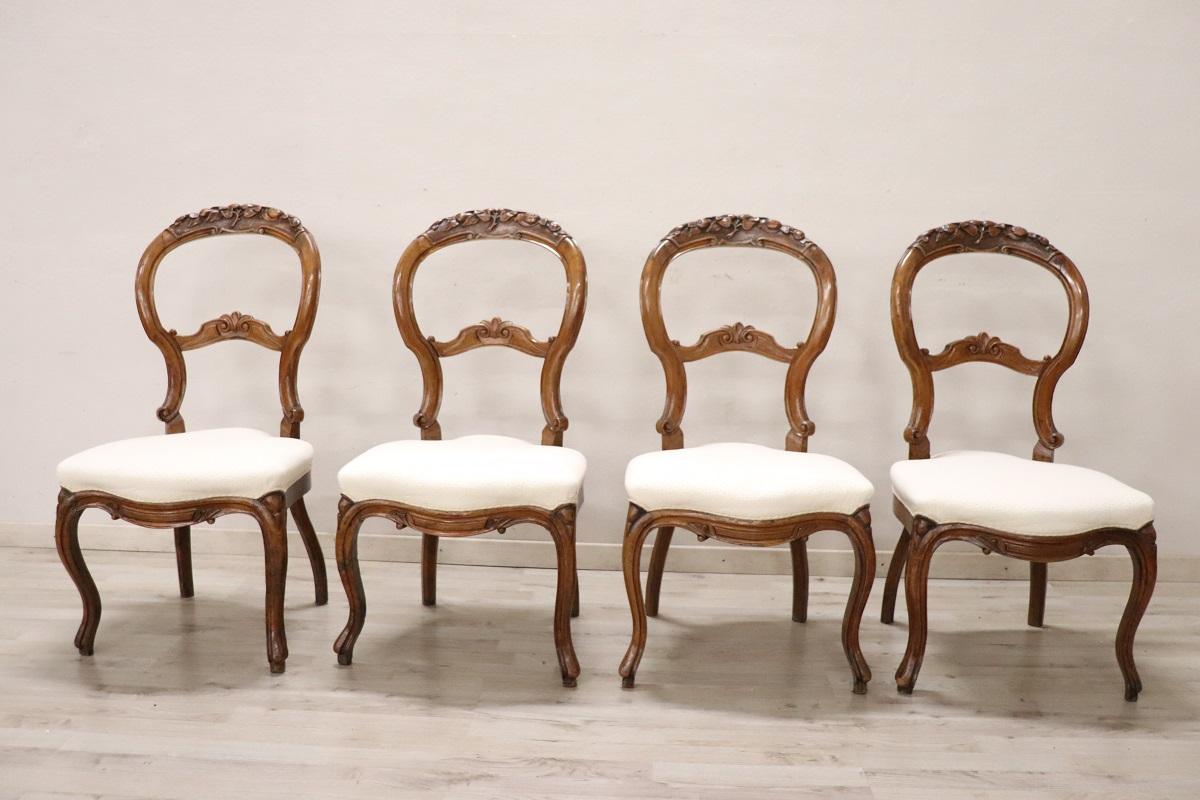 Luigi Filippo Set di quattro sedie antiche in legno di noce intagliato Louis Philippe del XIX secolo in vendita
