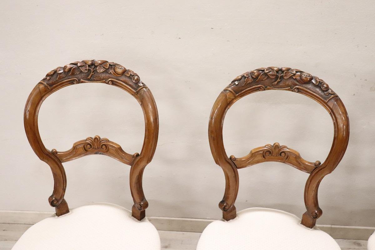 Italiano Set di quattro sedie antiche in legno di noce intagliato Louis Philippe del XIX secolo in vendita