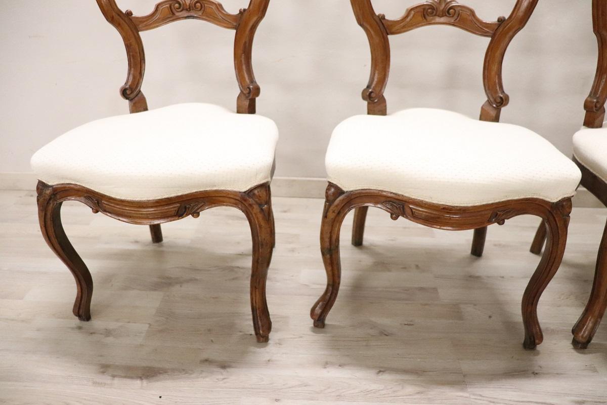 Intagliato a mano Set di quattro sedie antiche in legno di noce intagliato Louis Philippe del XIX secolo in vendita