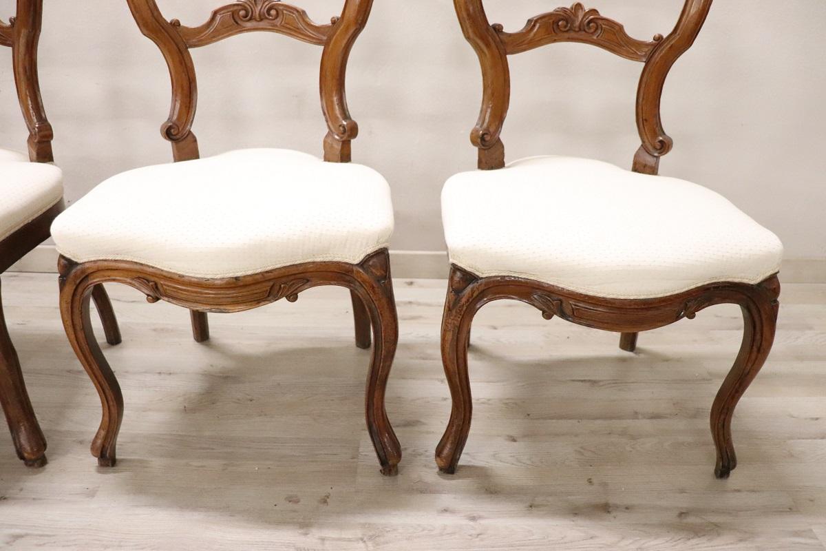 Set di quattro sedie antiche in legno di noce intagliato Louis Philippe del XIX secolo In condizioni buone in vendita a Casale Monferrato, IT