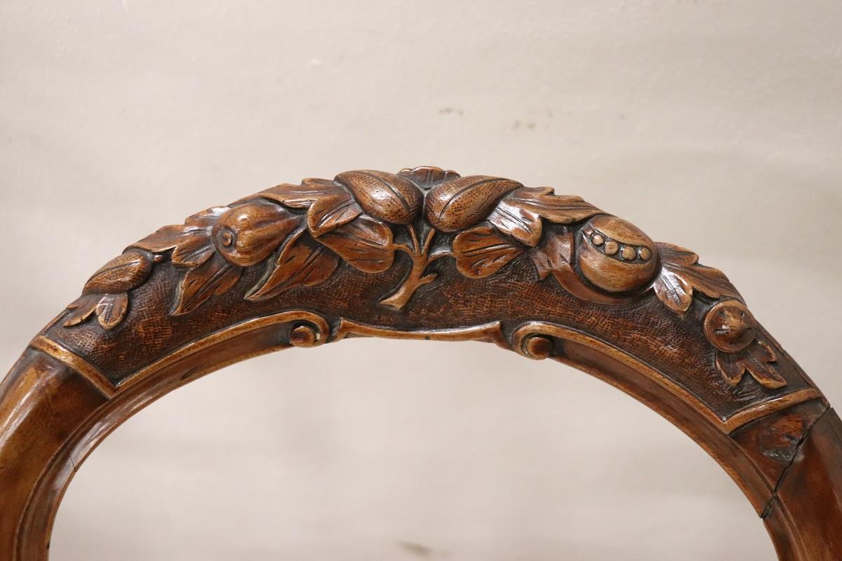 Set di quattro sedie antiche in legno di noce intagliato Louis Philippe del XIX secolo in vendita 1