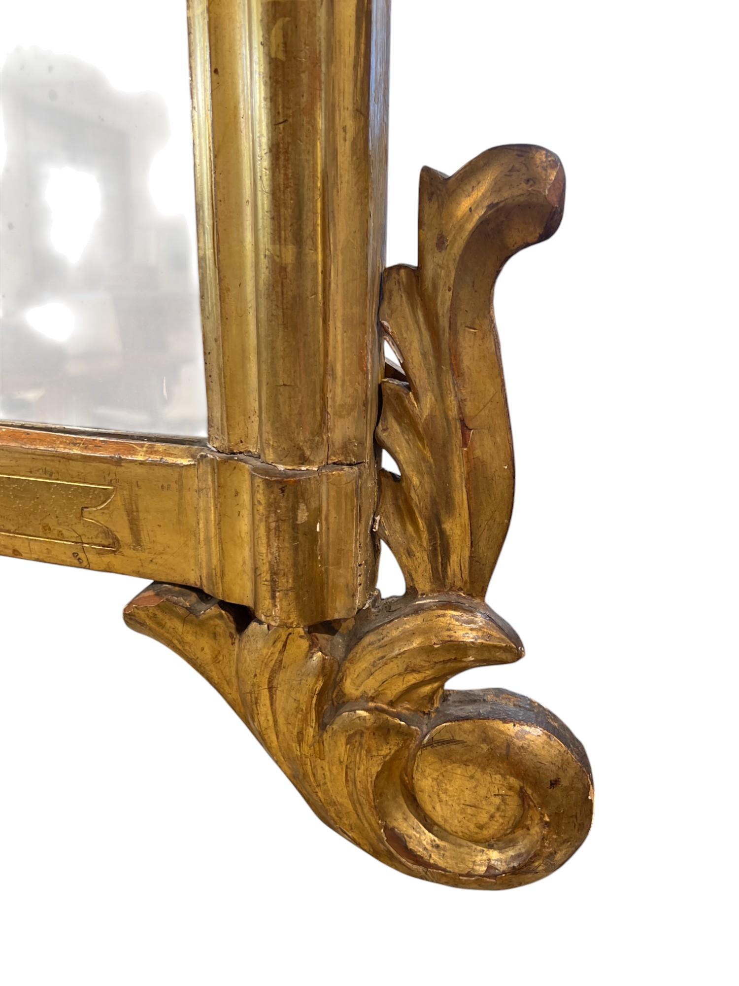 Specchio Doré italiano del XIX secolo - Un raffinato specchio dorato con il caratteristico piano curvo e le linee pulite dello stile Louis Philippe. Questo esemplare vanta una corona elaborata e piedi curvi. La ricca finitura dorata esalta la sua