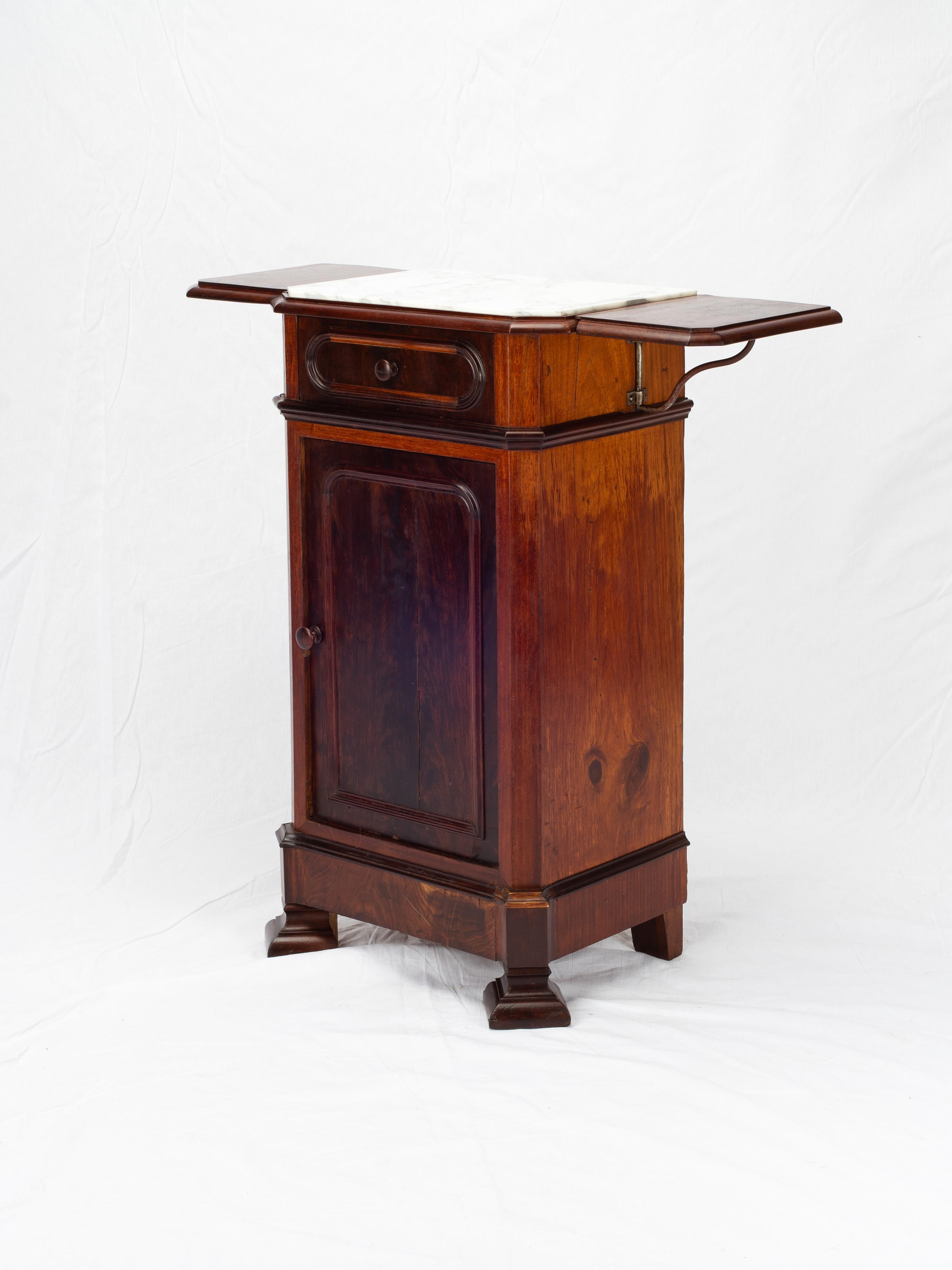 Table de nuit italienne Louis Philippe Fratelli Levera en acajou du 19ème siècle en vente 4