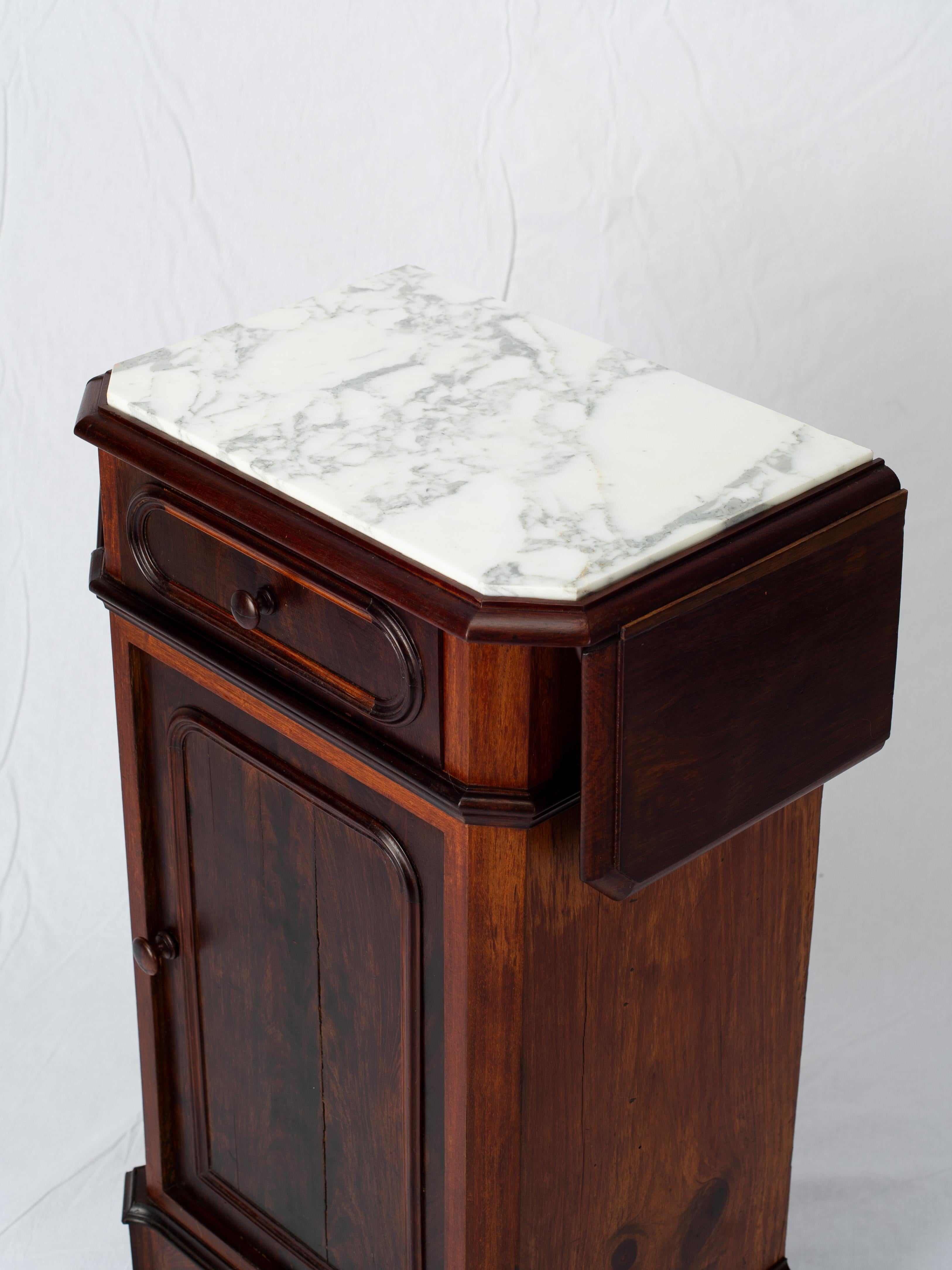 Table de nuit italienne Louis Philippe Fratelli Levera en acajou du 19ème siècle en vente 8