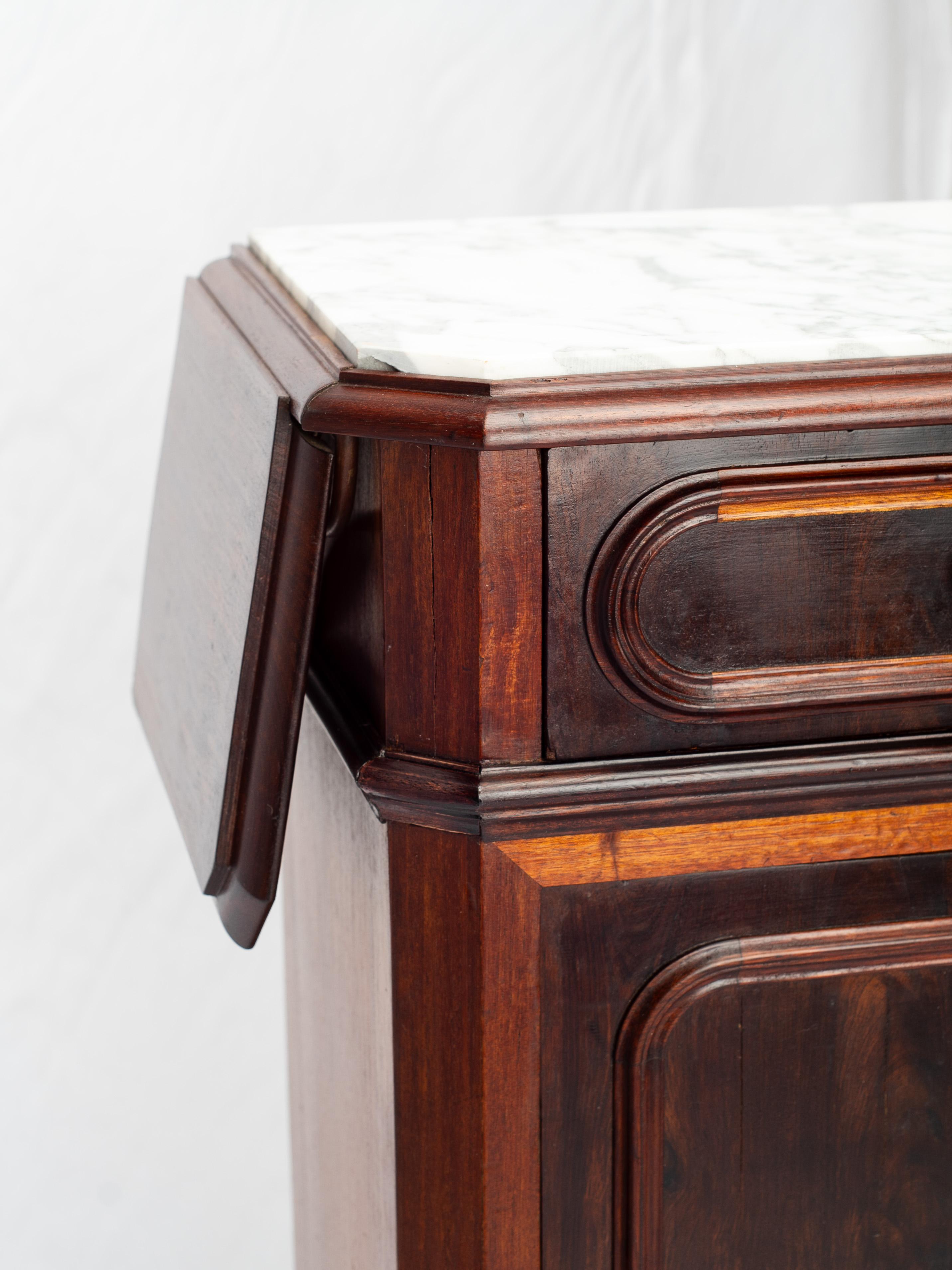 Table de nuit italienne Louis Philippe Fratelli Levera en acajou du 19ème siècle en vente 9