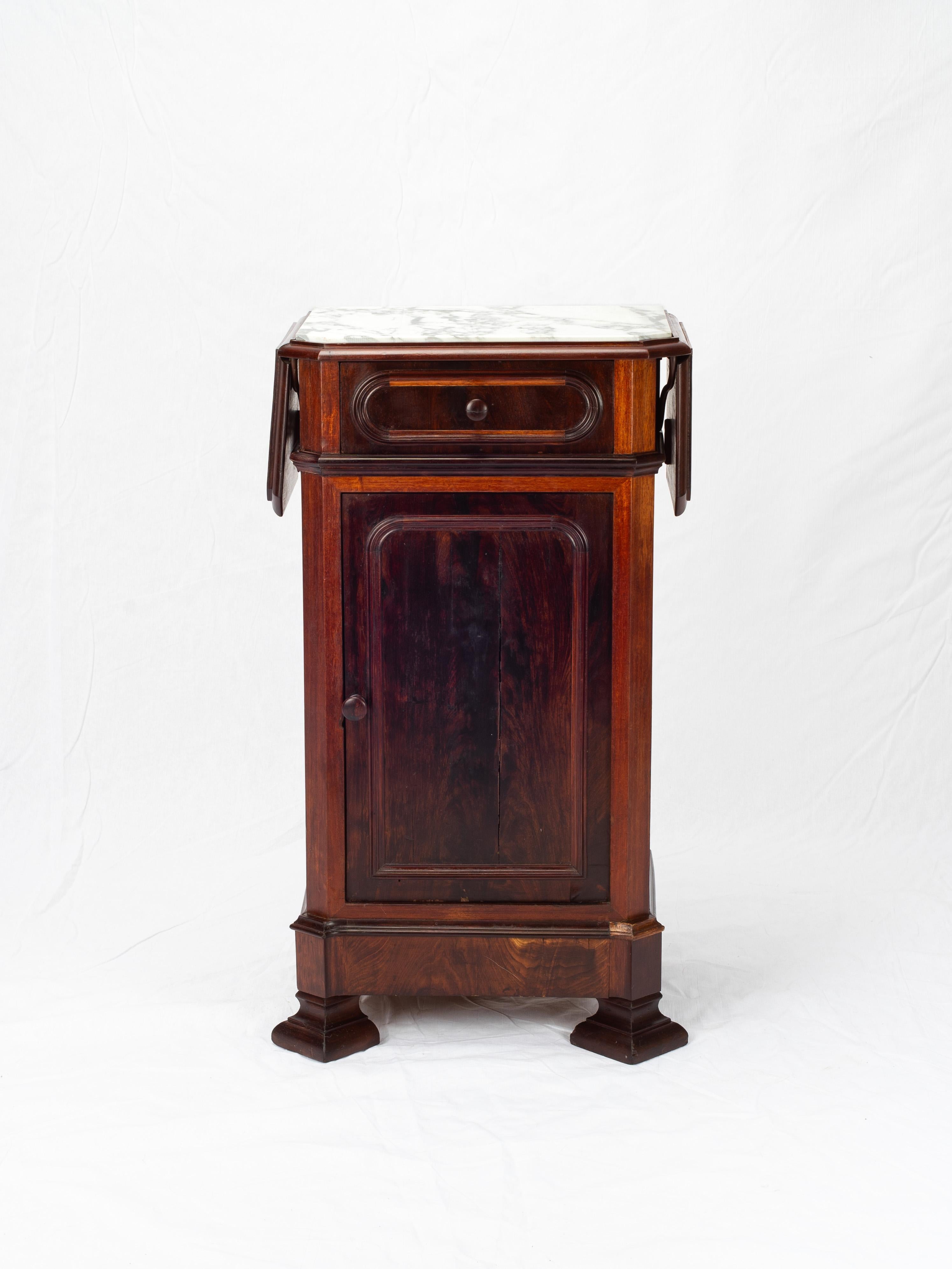 Cette table de nuit a été fabriquée en Italie à la fin du XIXe siècle par Fratelli Levera (les frères Levera) pour un certain 