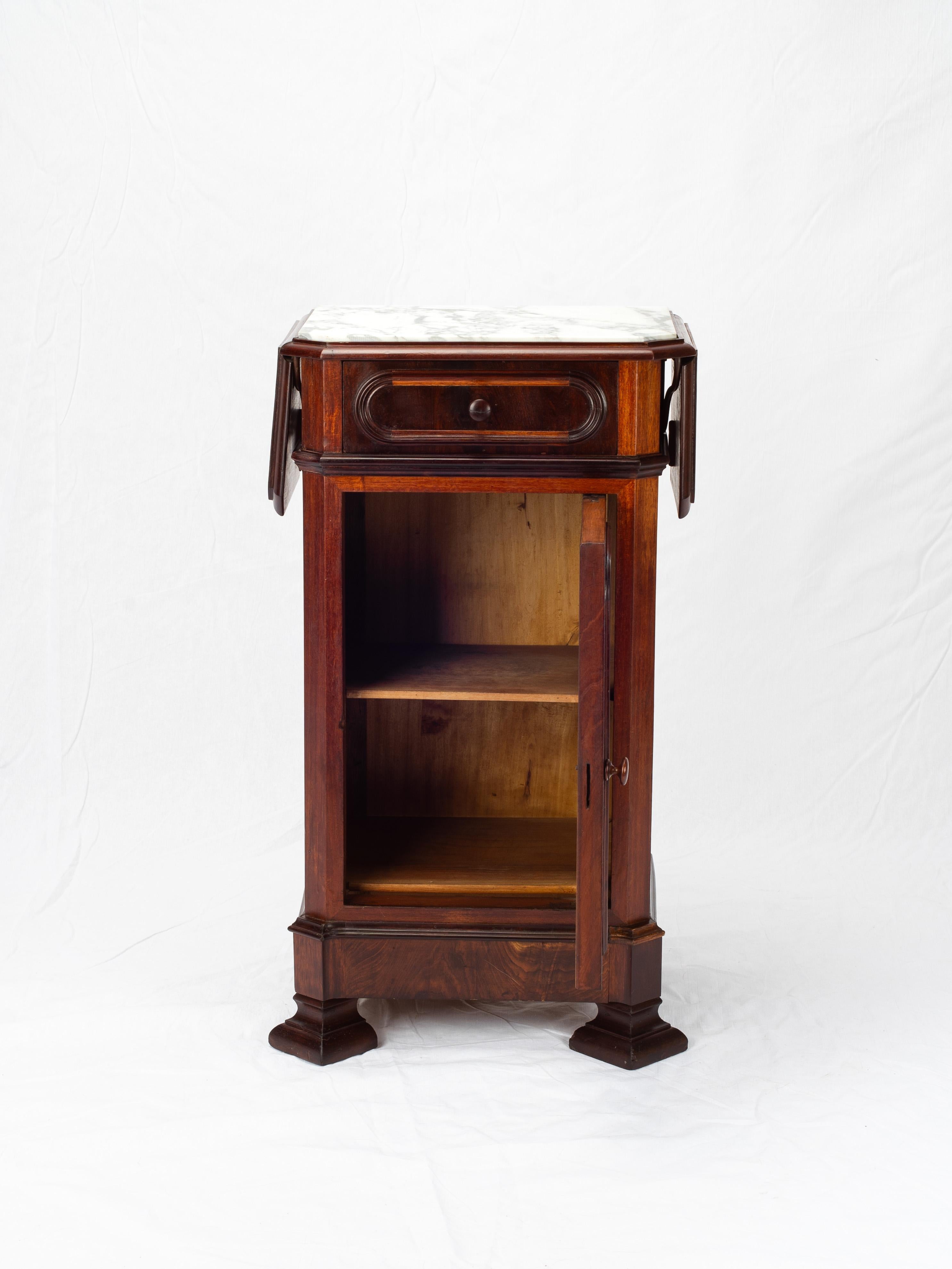 Louis-Philippe Table de nuit italienne Louis Philippe Fratelli Levera en acajou du 19ème siècle en vente