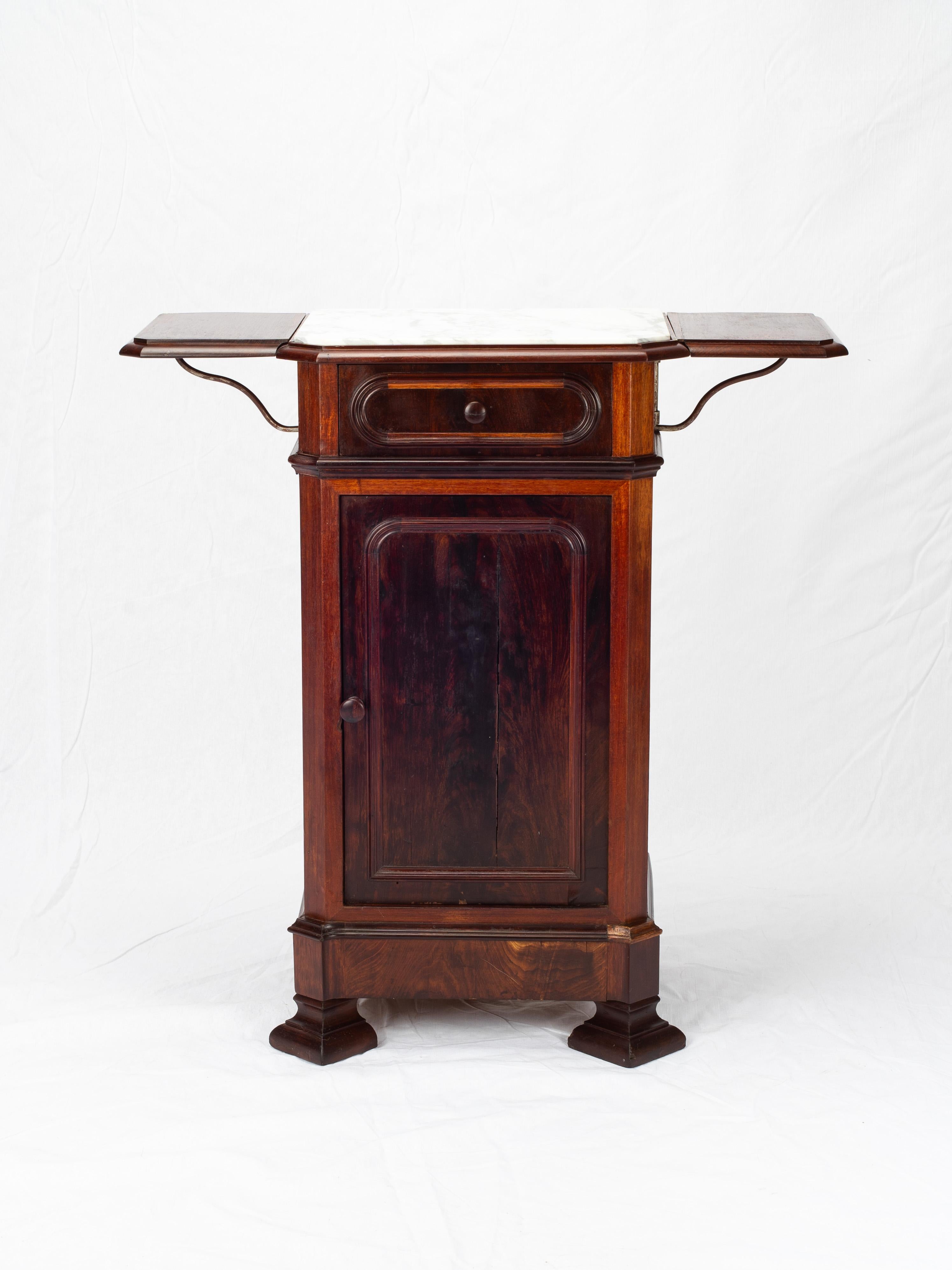Travail du bois Table de nuit italienne Louis Philippe Fratelli Levera en acajou du 19ème siècle en vente