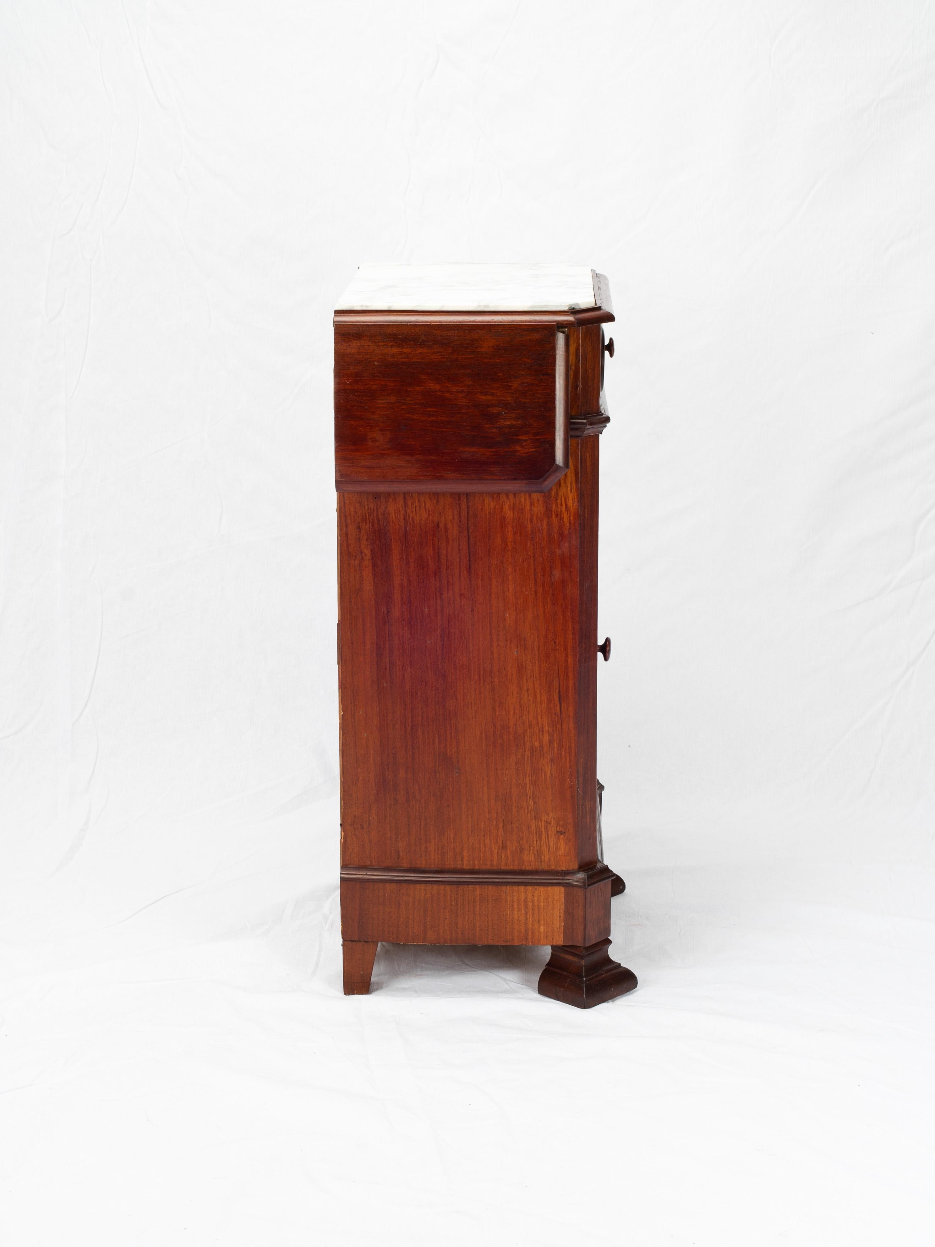 Marbre de Carrare Table de nuit italienne Louis Philippe Fratelli Levera en acajou du 19ème siècle en vente