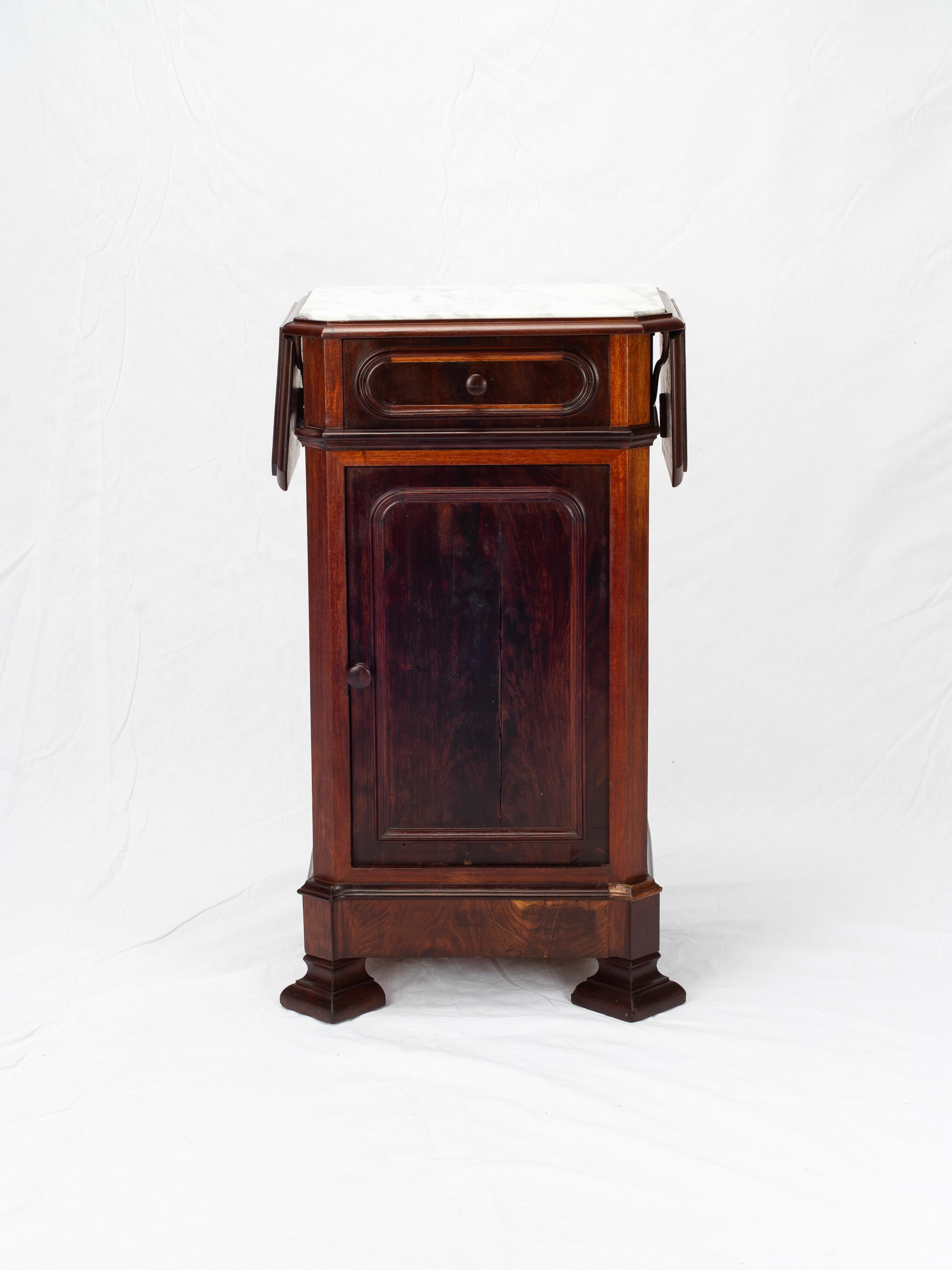 Table de nuit italienne Louis Philippe Fratelli Levera en acajou du 19ème siècle en vente 2