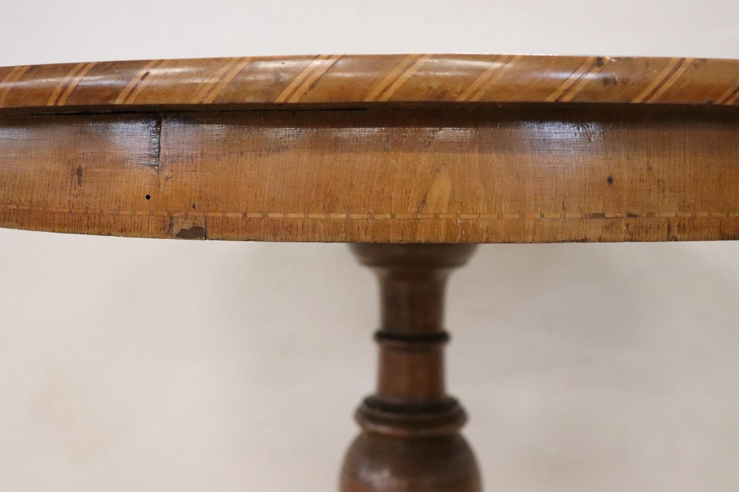 Beautiful important Louis Philippe antique round center table, 1845s. The large and solid central stem in turned walnut. The walnut inlay top is of great value. The table is characterized by a refined inlaid decoration made using small pieces of