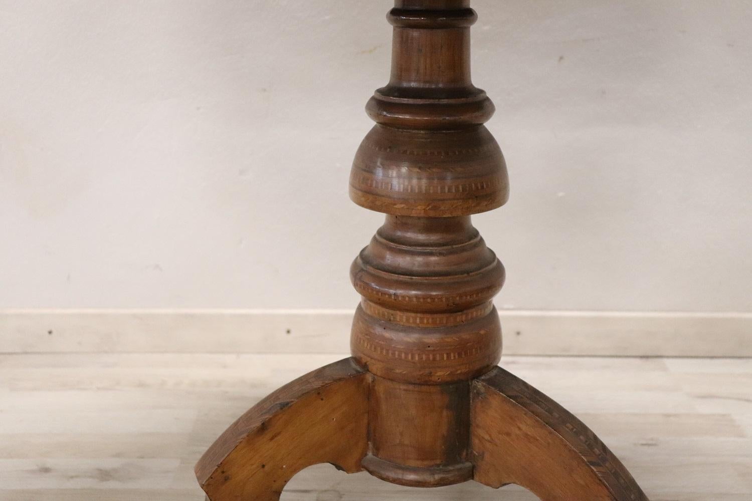 Louis-Philippe Table centrale ronde italienne Louis Philippe du 19ème siècle en noyer incrusté de marqueterie  en vente