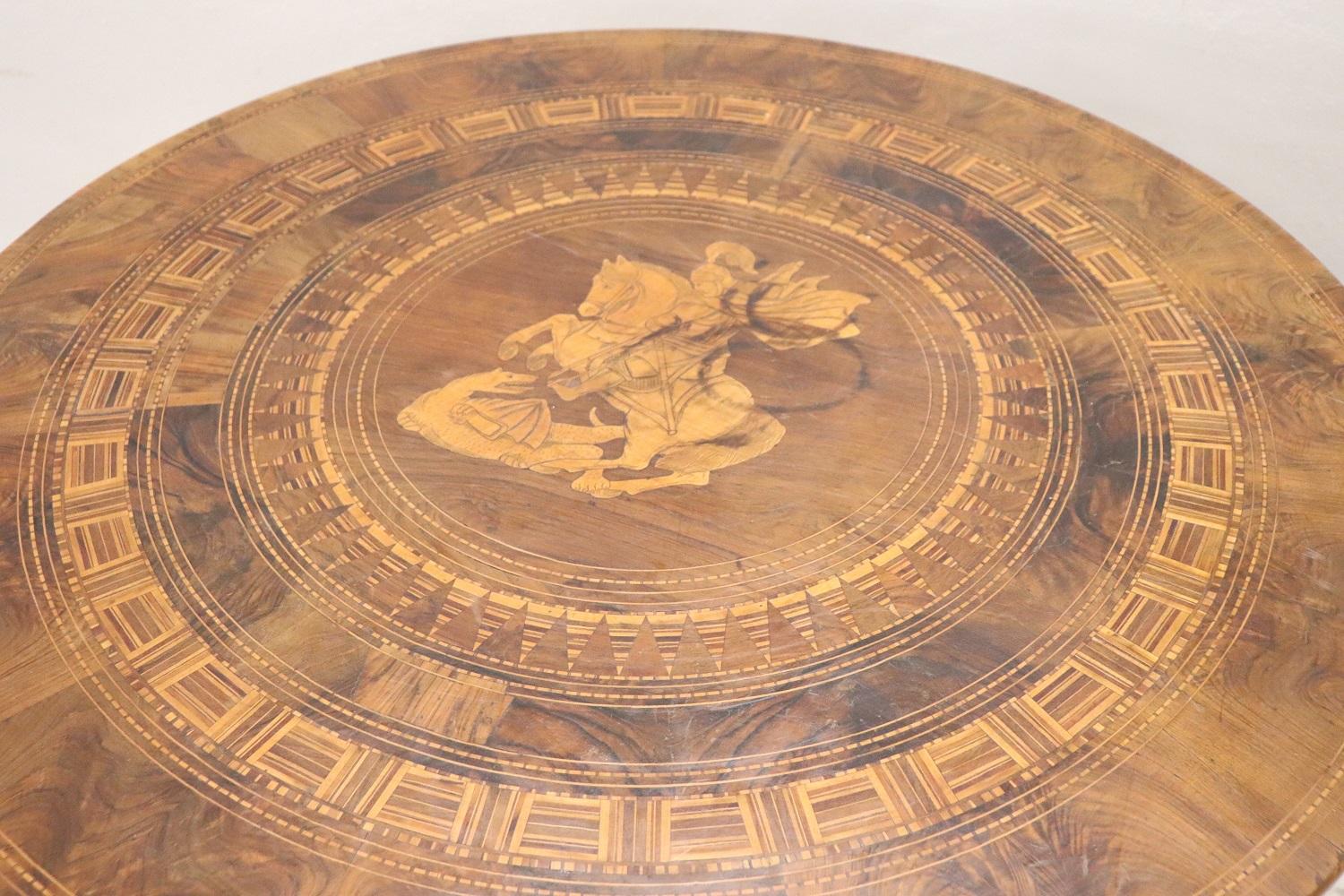 Table centrale ronde italienne Louis Philippe du 19ème siècle en noyer incrusté de marqueterie  Bon état - En vente à Casale Monferrato, IT