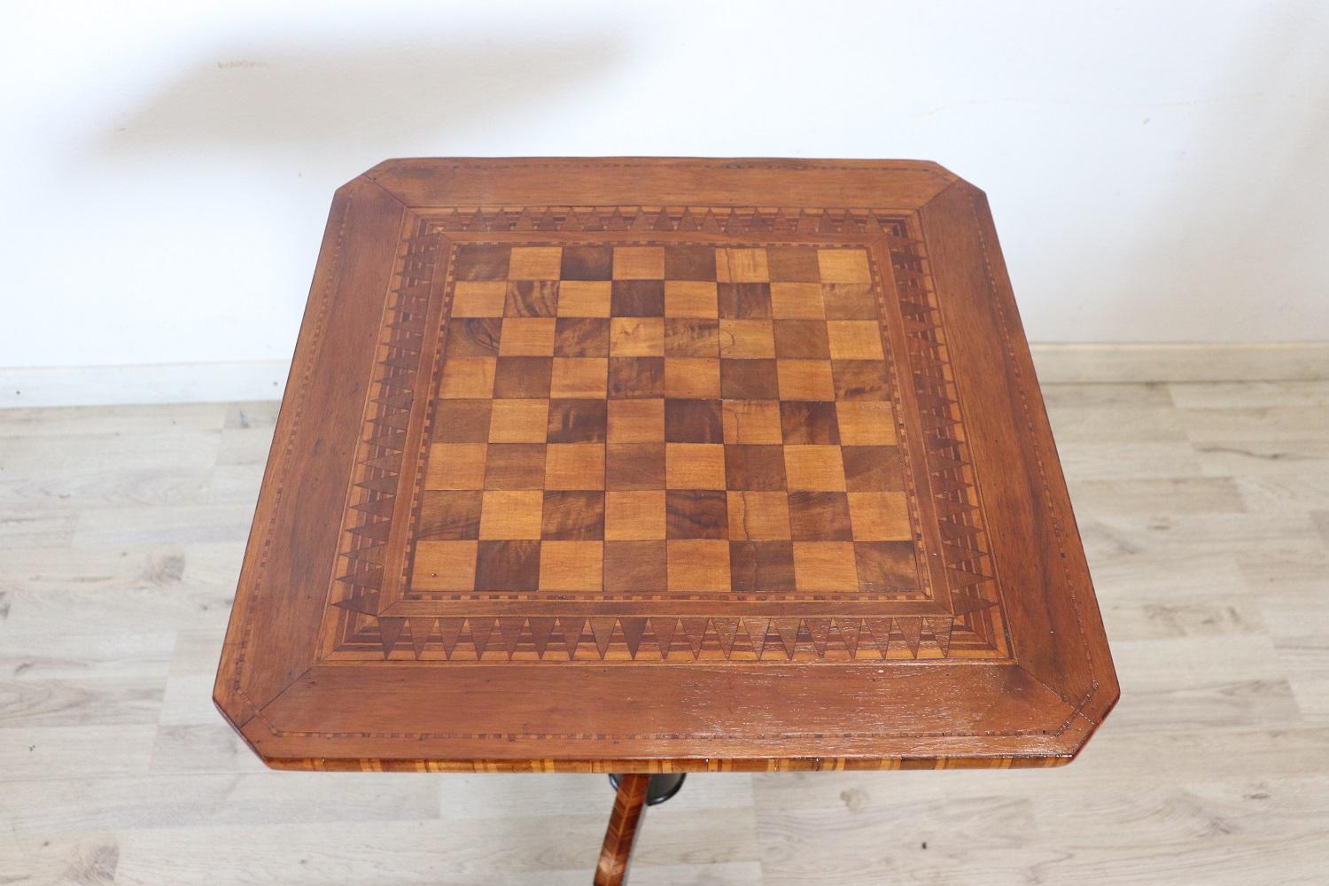 Beautiful important antique side table, 1850s in walnut. The plan presents precious work of inlay with chess. Table with elegant turned central leg. The table is in perfect conditions, restored. You can receive your antique table perfectly restored