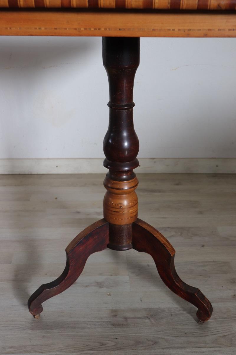 Italienischer Louis Philippe-Sockeltisch des 19. Jahrhunderts in Nussbaum mit Schachbrettintarsie im Angebot 4