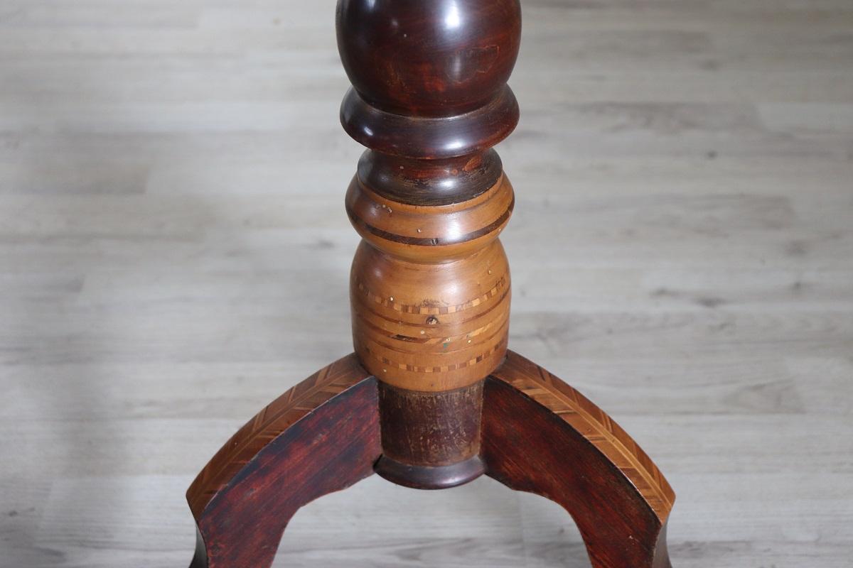 Italienischer Louis Philippe-Sockeltisch des 19. Jahrhunderts in Nussbaum mit Schachbrettintarsie im Angebot 5