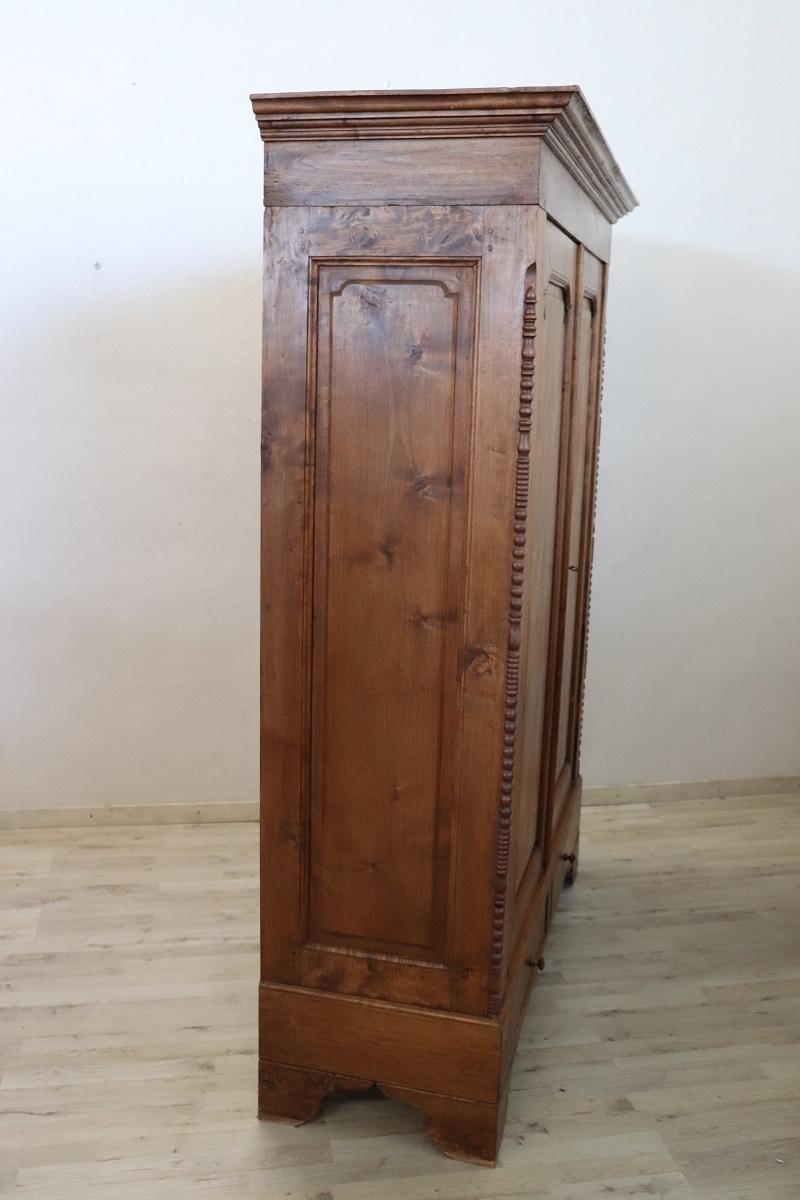 Armadio antico in legno di pioppo massiccio del XIX secolo italiano Louis Philippe in vendita 3