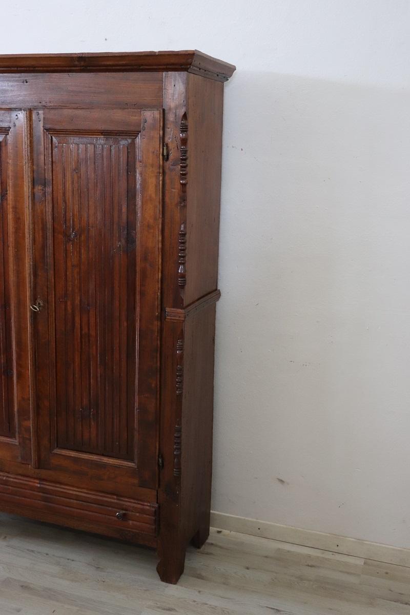 Luigi Filippo Armadio antico in legno di pioppo massiccio del XIX secolo italiano Louis Philippe in vendita