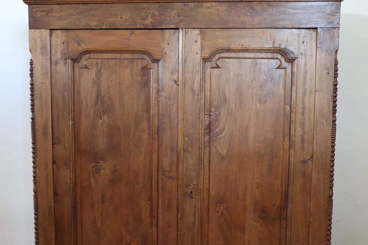 Luigi Filippo Armadio antico in legno di pioppo massiccio del XIX secolo italiano Louis Philippe in vendita