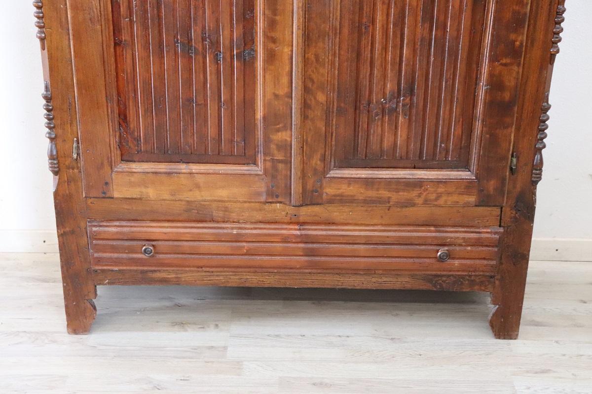 Italiano Armadio antico in legno di pioppo massiccio del XIX secolo italiano Louis Philippe in vendita