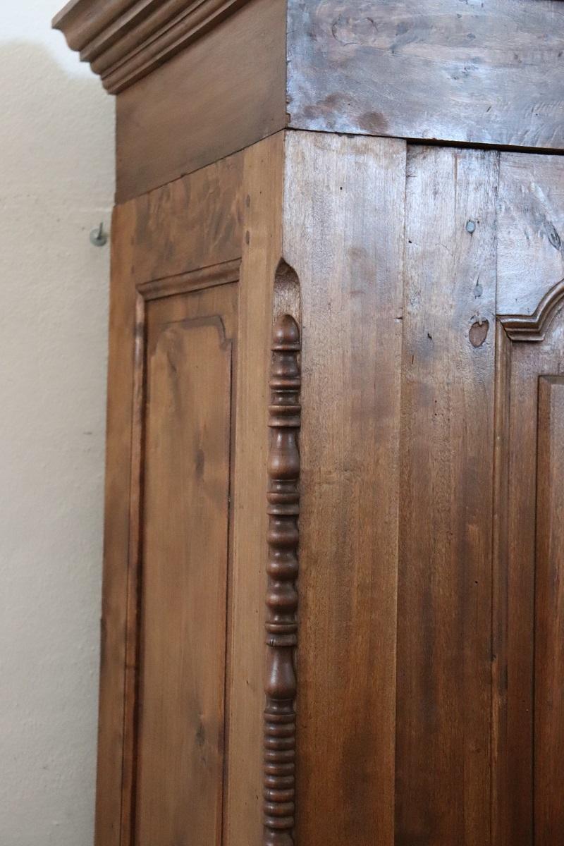 Italiano Armadio antico in legno di pioppo massiccio del XIX secolo italiano Louis Philippe in vendita