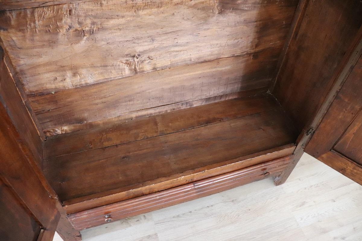 Armadio antico in legno di pioppo massiccio del XIX secolo italiano Louis Philippe in vendita 1