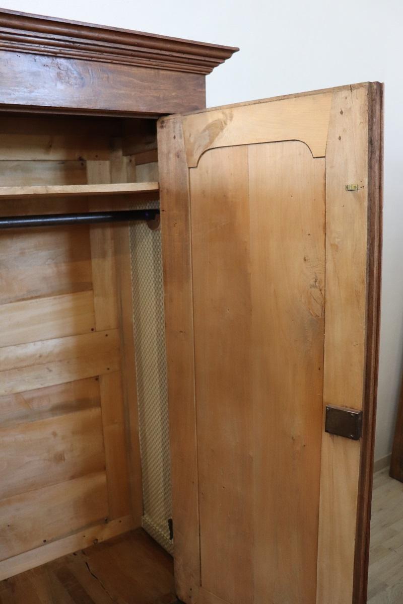 Armadio antico in legno di pioppo massiccio del XIX secolo italiano Louis Philippe in vendita 2