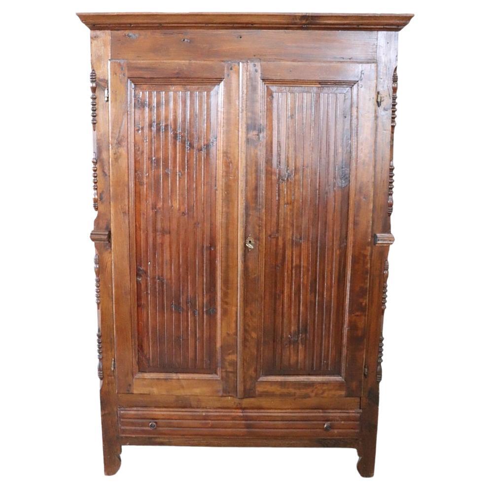 Armadio antico in legno di pioppo massiccio del XIX secolo italiano Louis Philippe in vendita